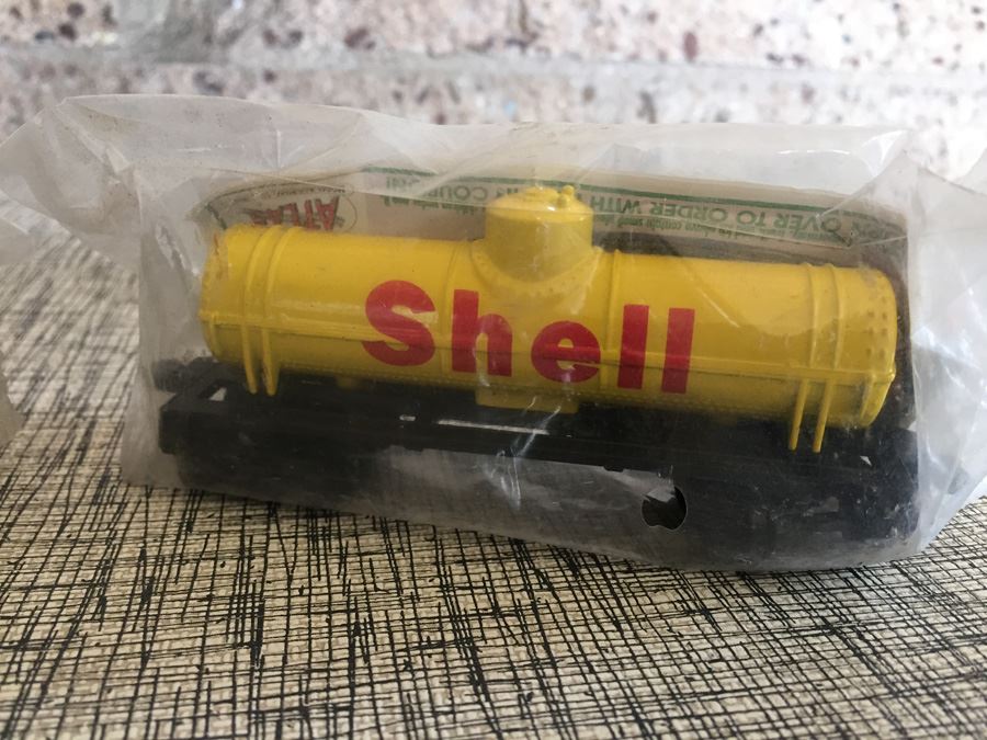 (2) ATLAS Trains Shell Oil Trains Sealed New In Packaging [Photo 2]