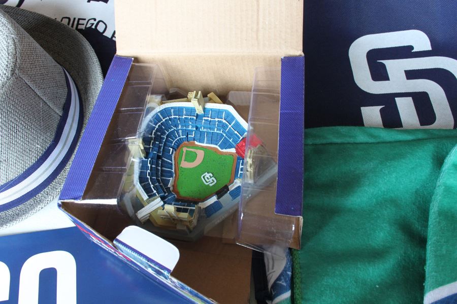 San Diego Padres Season Ticket Holder Items T-Shirts XL [Photo 5]