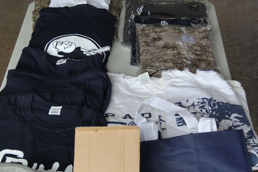 San Diego Padres Season Ticket Holder Items T-Shirts XL [Photo 3]