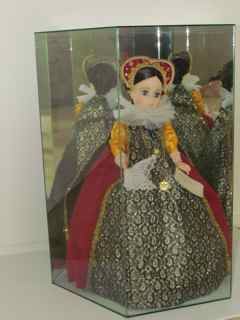 Madame Alexander 21' Mary Queen of Scots Doll with Display Case [Photo 16]