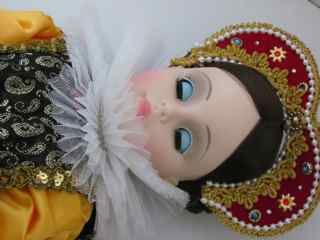 Madame Alexander 21' Mary Queen of Scots Doll with Display Case [Photo 13]