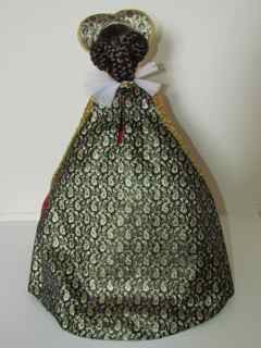 Madame Alexander 21' Mary Queen of Scots Doll with Display Case [Photo 9]