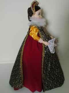 Madame Alexander 21' Mary Queen of Scots Doll with Display Case [Photo 8]