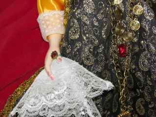 Madame Alexander 21' Mary Queen of Scots Doll with Display Case [Photo 6]