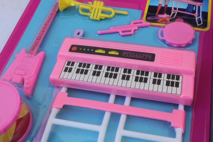 Barbie Sets Mattel On Card Surf Set, Picnic Set, Musical Instruments, Grocery Set, Excercise Set, Classroom Set 1992 [Photo 10]