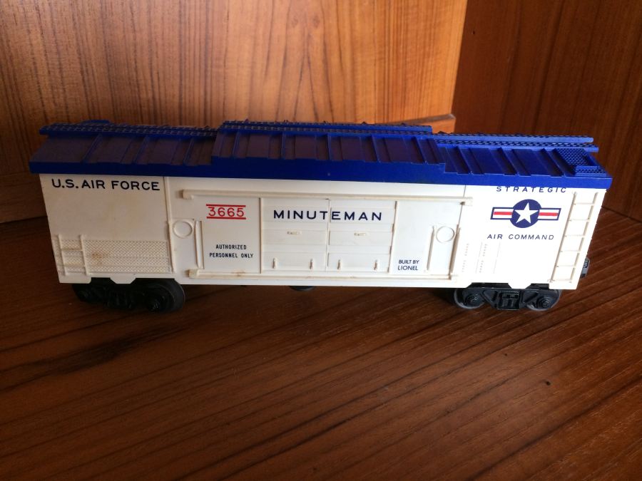 Huge Post WWII 1950s Lionel Train Set [Photo 16]