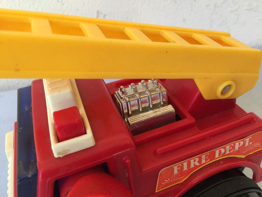 Walt Disney Mickey Mouse Fire Engine ILLCO Toy [Photo 4]