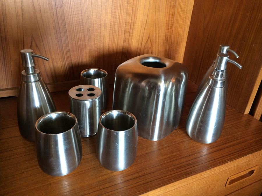 Metal Bathroom Accessories [Photo 1]