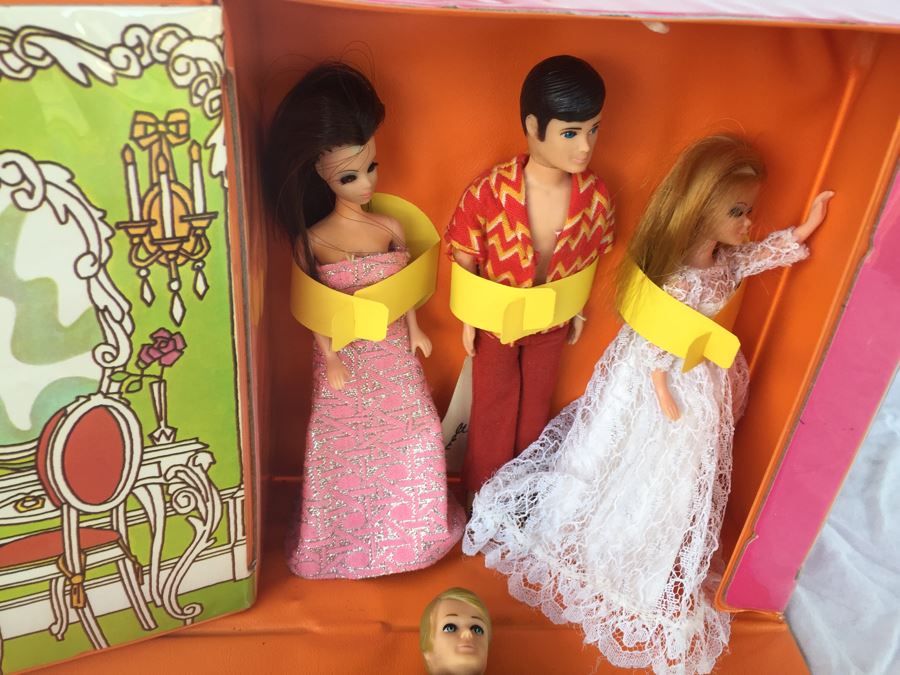 Vintage Dawn Doll Case With Dawn Dolls, Clothing And Accessories [Photo 6]
