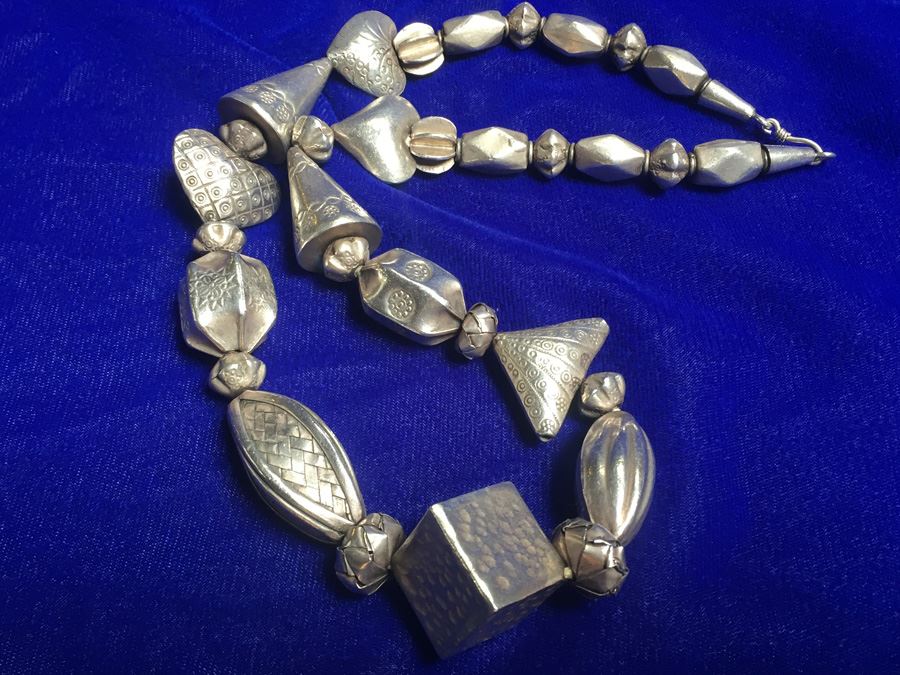 Silver Tone Chunky Bead Necklace [Photo 12]