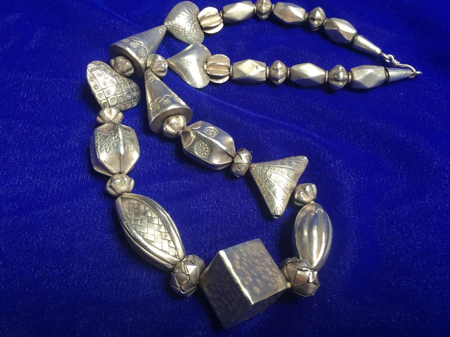 Silver Tone Chunky Bead Necklace [Photo 13]