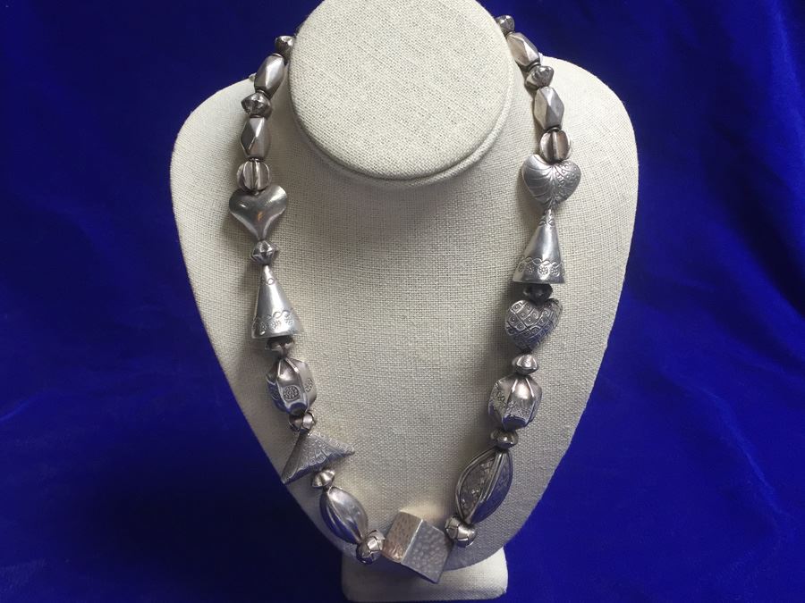 Silver Tone Chunky Bead Necklace [Photo 1]