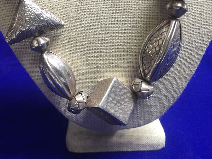 Silver Tone Chunky Bead Necklace [Photo 2]