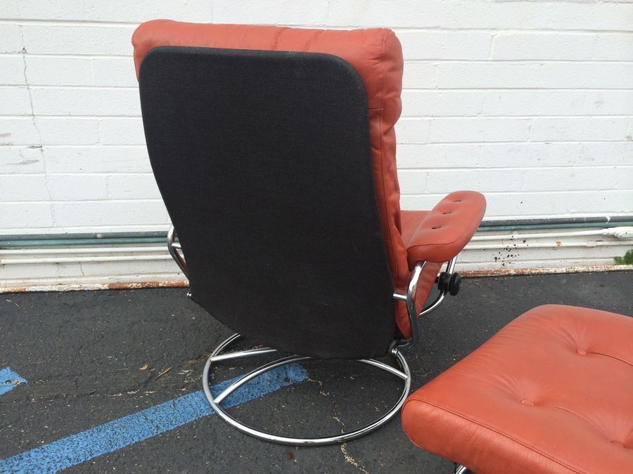 Ekornes Leather Reclining Chair and Ottoman with Chrome Base Swivel [Photo 5]