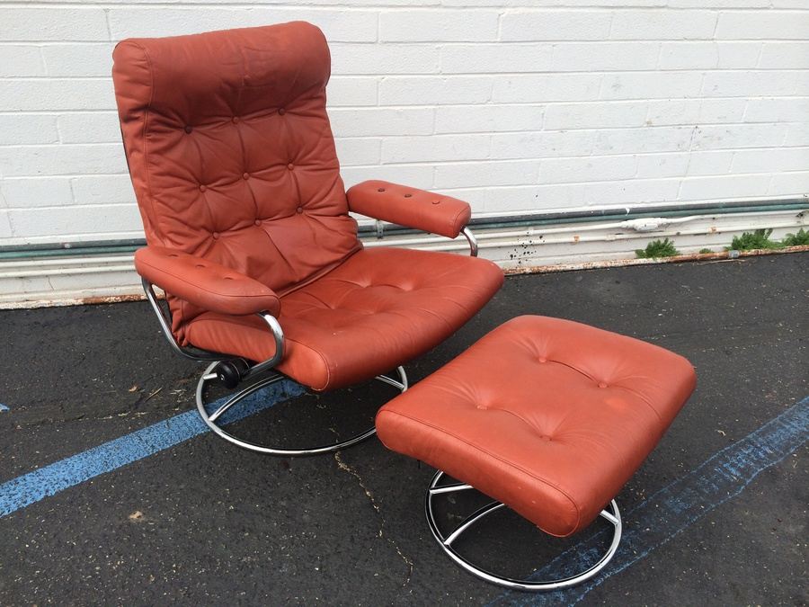 Ekornes Leather Reclining Chair and Ottoman with Chrome Base Swivel [Photo 7]