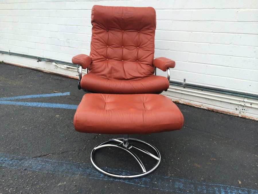 Ekornes Leather Reclining Chair and Ottoman with Chrome Base Swivel [Photo 4]