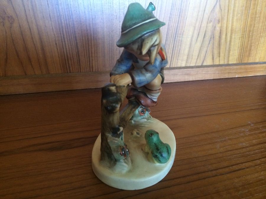 'Retreat To Safety' Goebel Hummel Figurine #201 Boy On Fence With Frog [Photo 8]