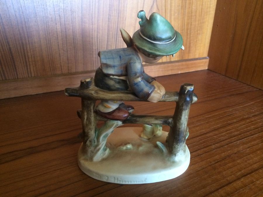 'Retreat To Safety' Goebel Hummel Figurine #201 Boy On Fence With Frog [Photo 4]