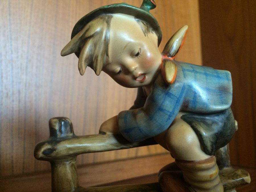 'Retreat To Safety' Goebel Hummel Figurine #201 Boy On Fence With Frog [Photo 3]