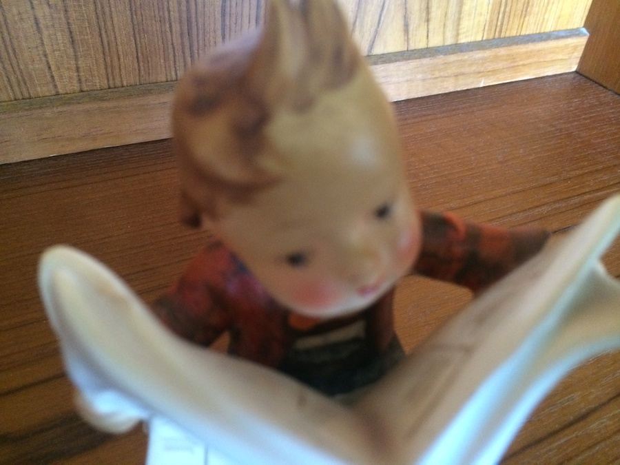 Hummel Latest News Figurine #184 [Photo 5]