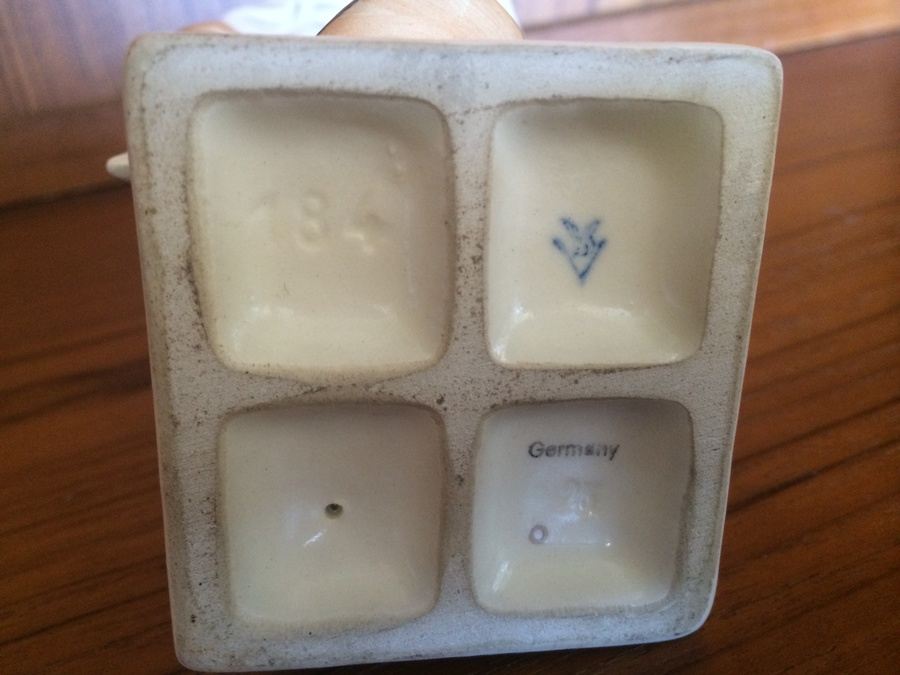 Hummel Latest News Figurine #184 [Photo 6]