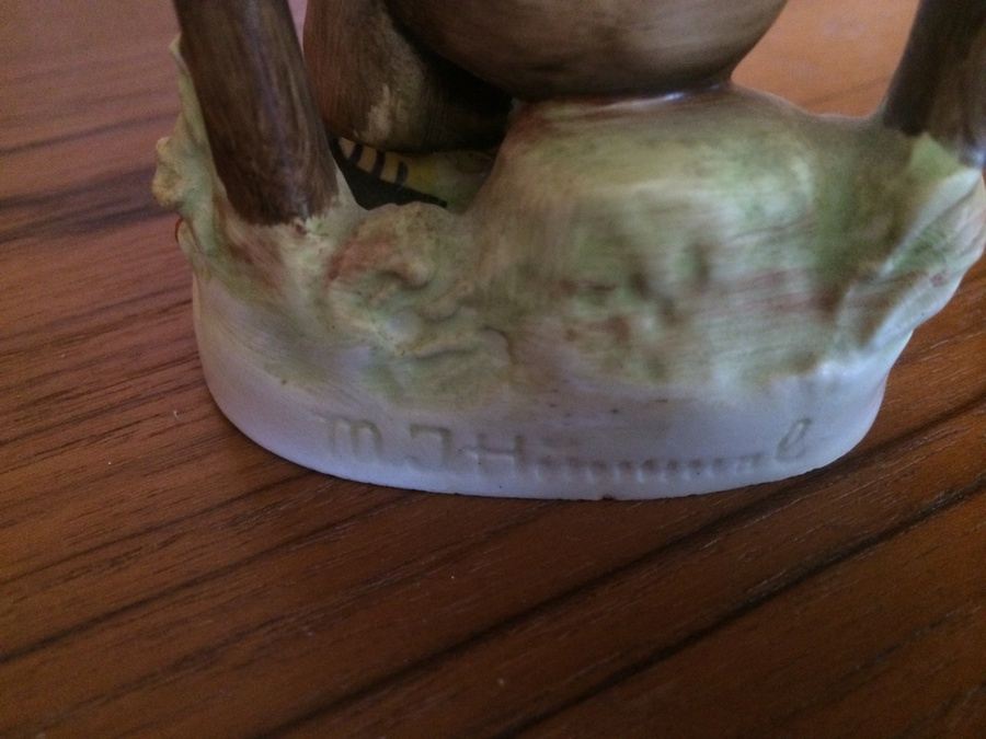 Goebel MI Hummel - She Loves Me She Loves Me Not #174 [Photo 5]