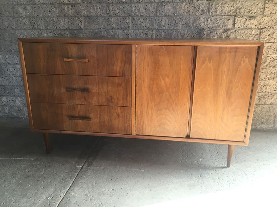 Mid-Century Modern Walnut Veneer Buffet [Photo 4]