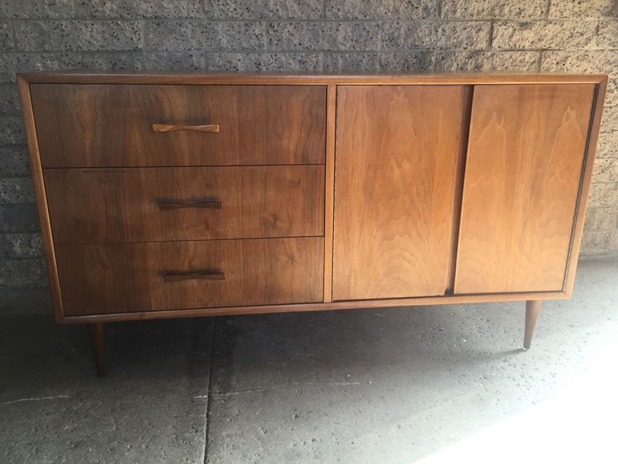 Mid-Century Modern Walnut Veneer Buffet [Photo 5]