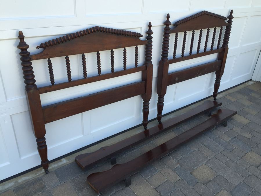 Victorian American Walnut Spool Bed Vintage 1860 Twin Headboard And Footboard With Rails Appraised $285 In 1983 [Photo 1]
