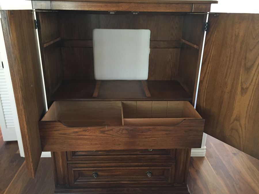 White Furniture Co Dresser [Photo 2]