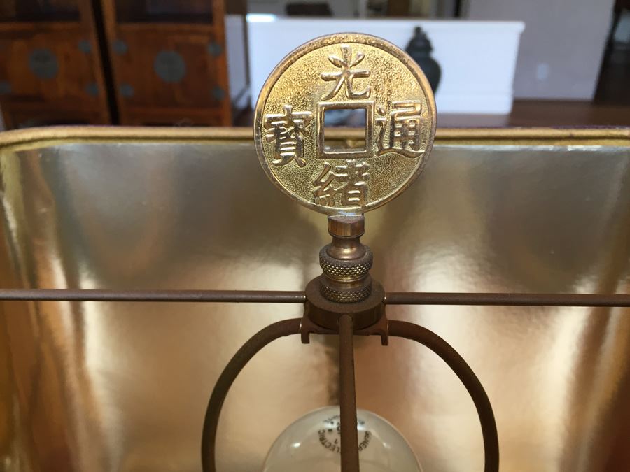 Nice Table Lamp With Integrated Stand For Displaying Collectibles On [Photo 2]