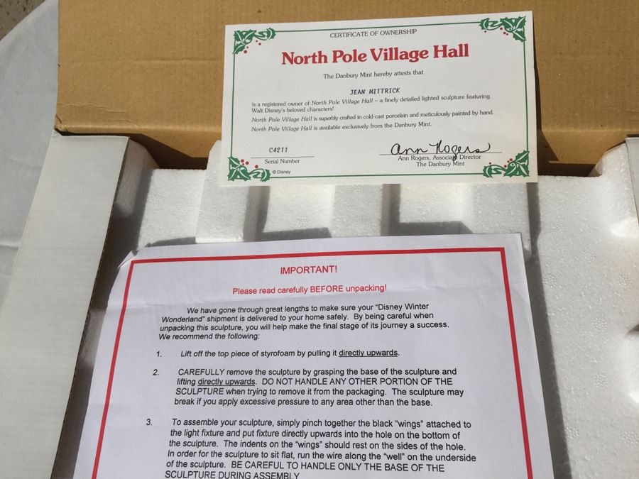 Danbury Mint North Pole Village Hall Disney Winter Wonderland [Photo 2]