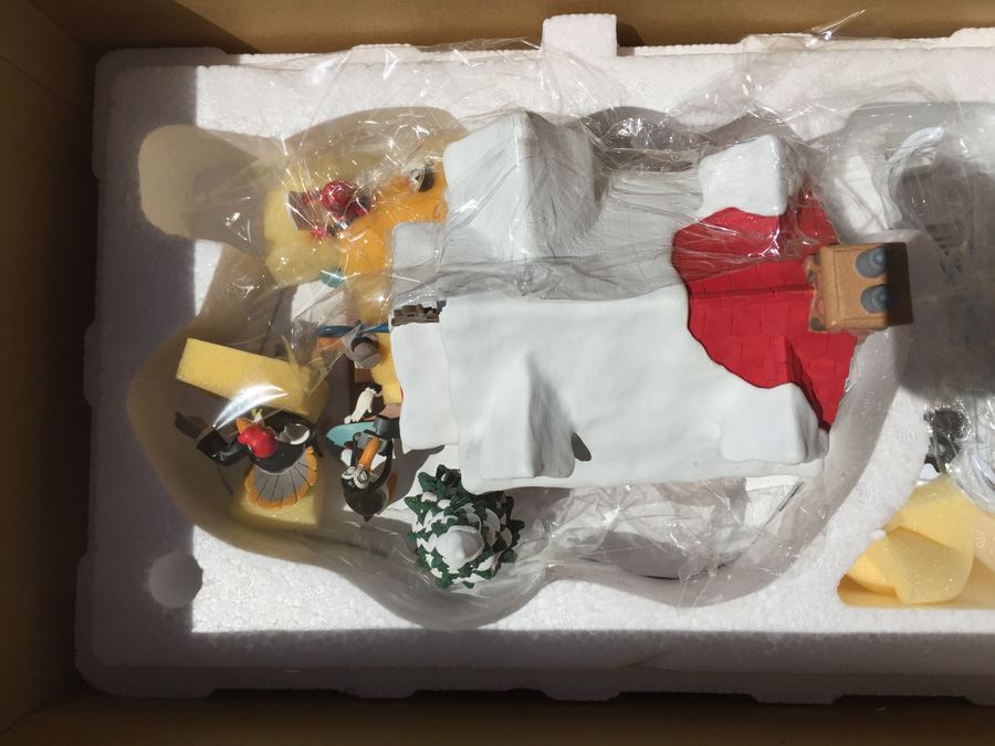 Danbury Mint North Pole Village Hall Disney Winter Wonderland [Photo 3]