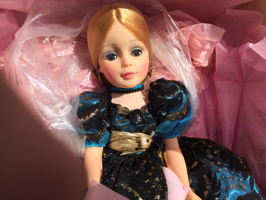 Large Madame Alexander Doll Midnight 2256 In Original Box [Photo 2]