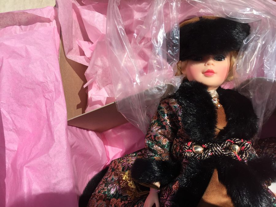 Large Madame Alexander Doll Natasha 2255 In Original Box [Photo 2]