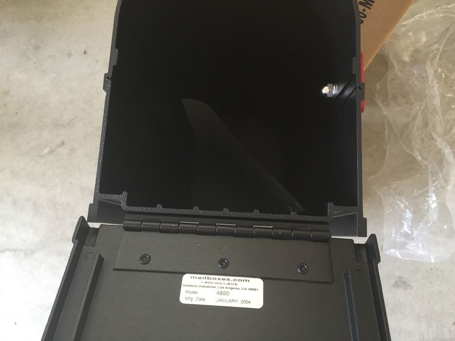 Salsbury Industries Mailbox New In Box Retails For $90 [Photo 5]