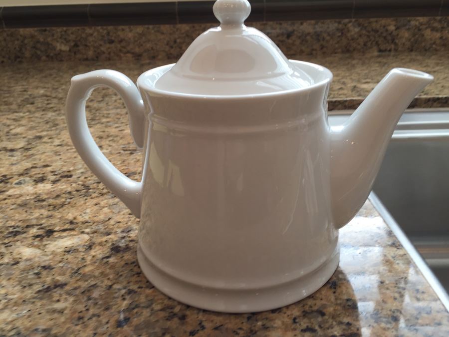 White Teapot [Photo 1]