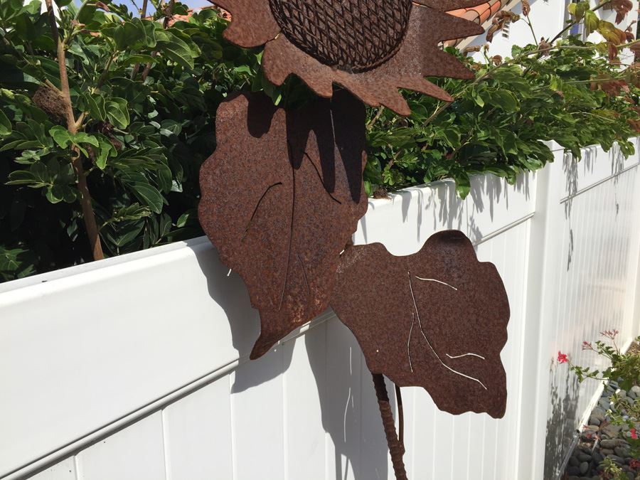Tall Metal Sunflower Garden Sculpture [Photo 12]