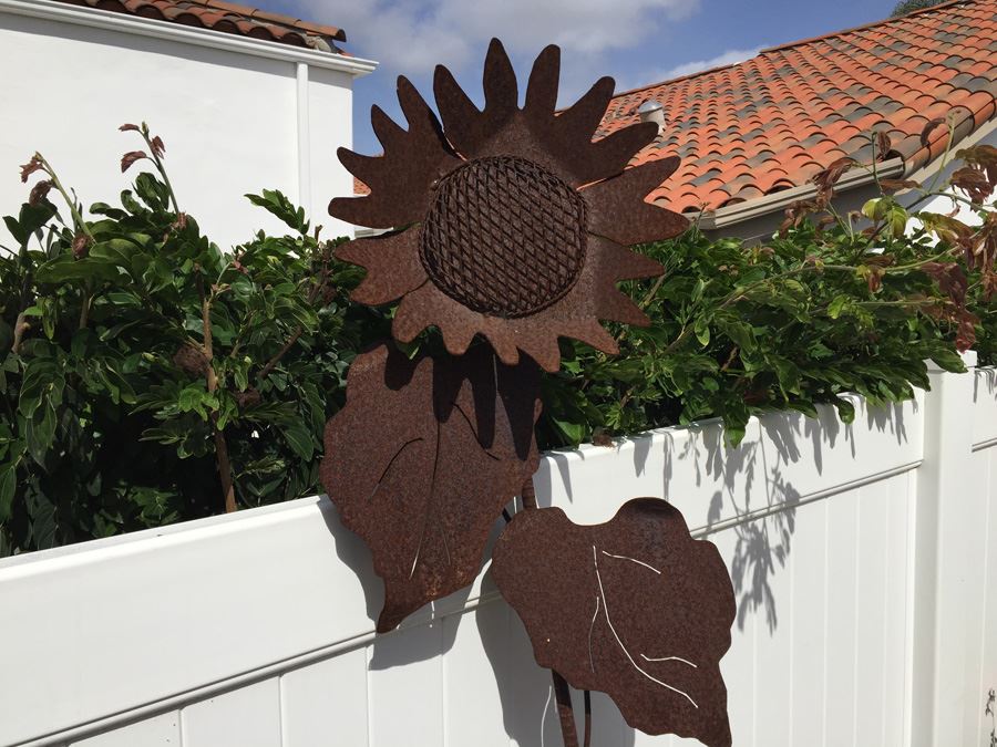 Tall Metal Sunflower Garden Sculpture [Photo 3]