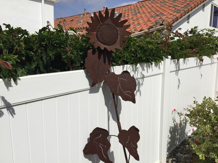 Tall Metal Sunflower Garden Sculpture [Photo 13]