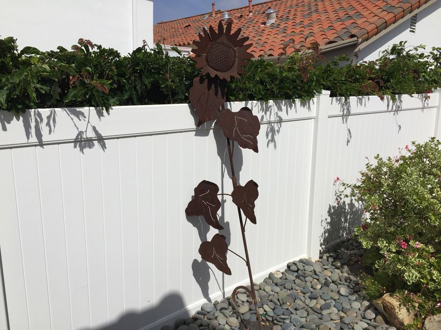 Tall Metal Sunflower Garden Sculpture [Photo 2]