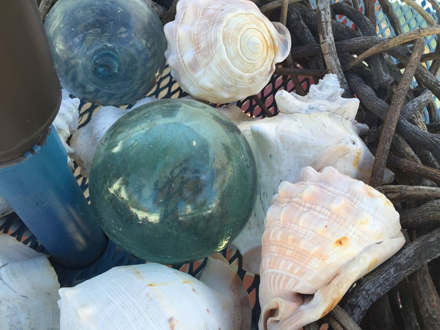 Decorative Lot With Woven Branch Wreath, Nautical Shells And Hand Blown Glass Floats (Japan) [Photo 8]