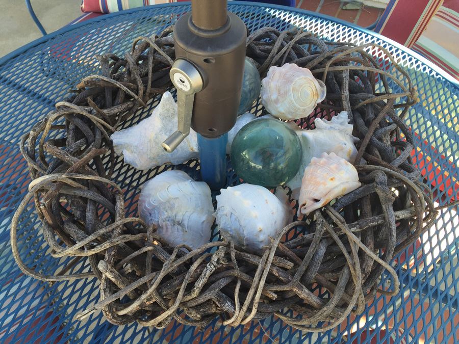 Decorative Lot With Woven Branch Wreath, Nautical Shells And Hand Blown Glass Floats (Japan) [Photo 9]