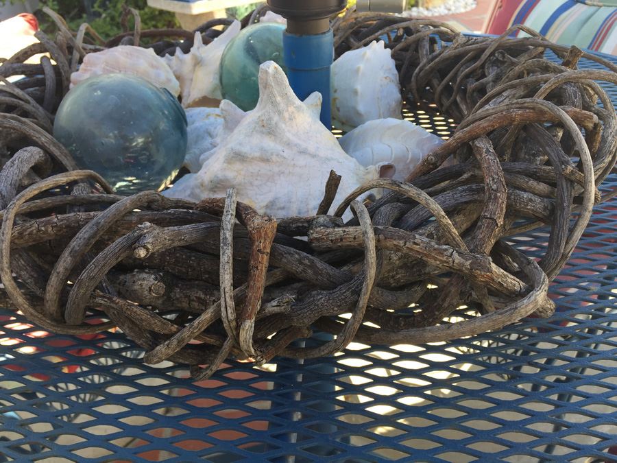 Decorative Lot With Woven Branch Wreath, Nautical Shells And Hand Blown Glass Floats (Japan) [Photo 6]