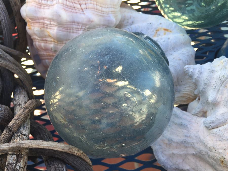 Decorative Lot With Woven Branch Wreath, Nautical Shells And Hand Blown Glass Floats (Japan) [Photo 2]