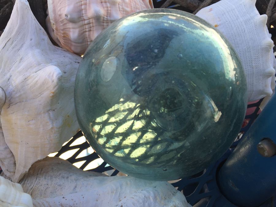 Decorative Lot With Woven Branch Wreath, Nautical Shells And Hand Blown Glass Floats (Japan) [Photo 5]