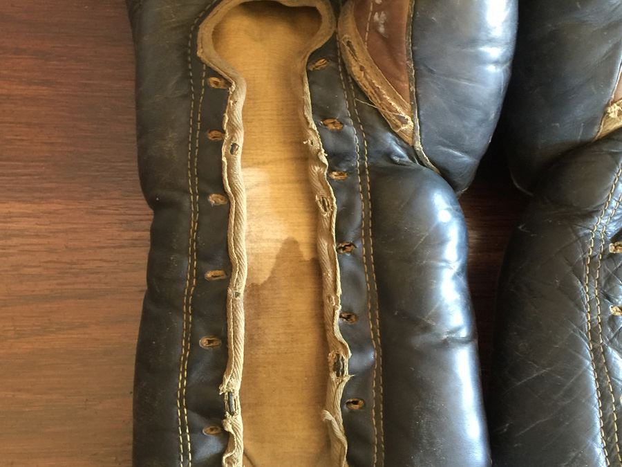 1950's Boxer's Original Boxing Gloves 'RAY FLORES' Excellent Condition Estimate $250+ [Photo 6]