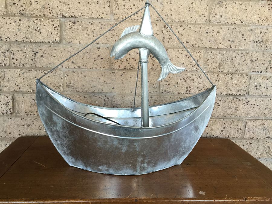 Galvaninzed Metal Ship And Fish Fountain [Photo 1]