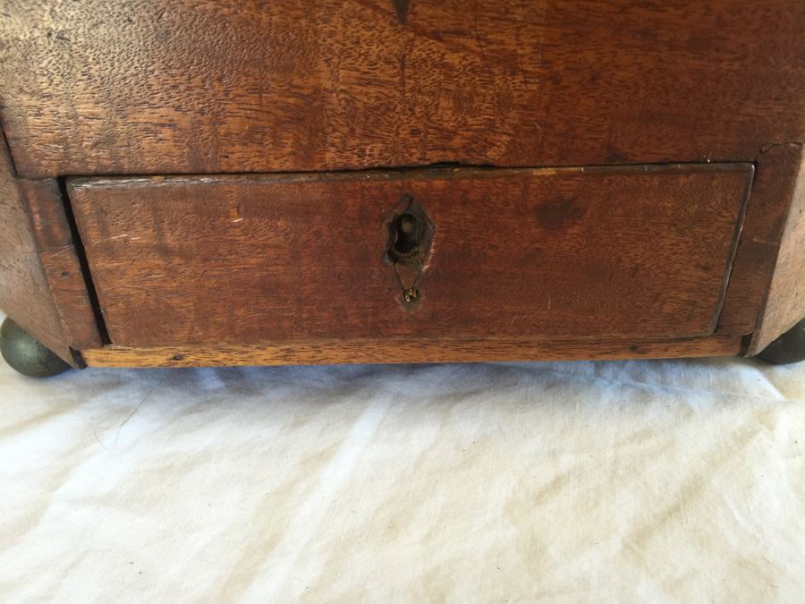 Antique Footed Box [Photo 10]