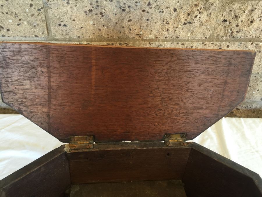 Antique Footed Box [Photo 6]